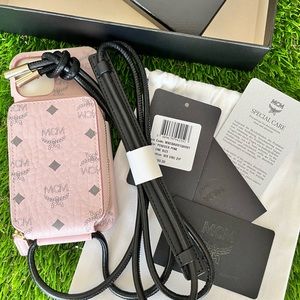 MCM IPhone 12/12 Pro Case with card holder